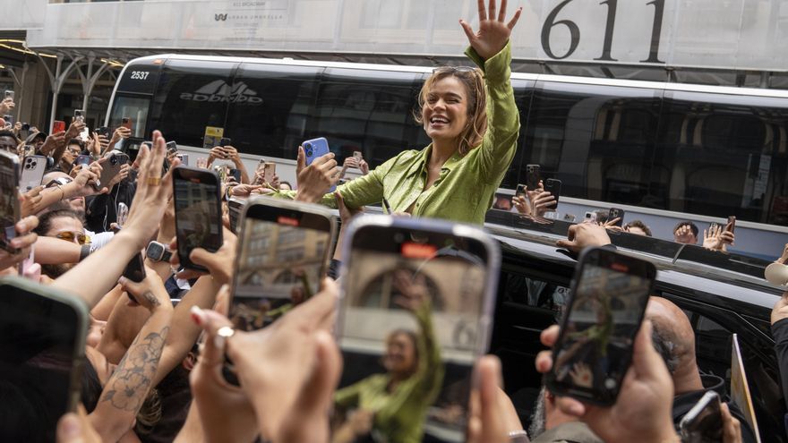 La Karol G más 'Tropicoqueta' se da un baño de multitudes en Nueva York