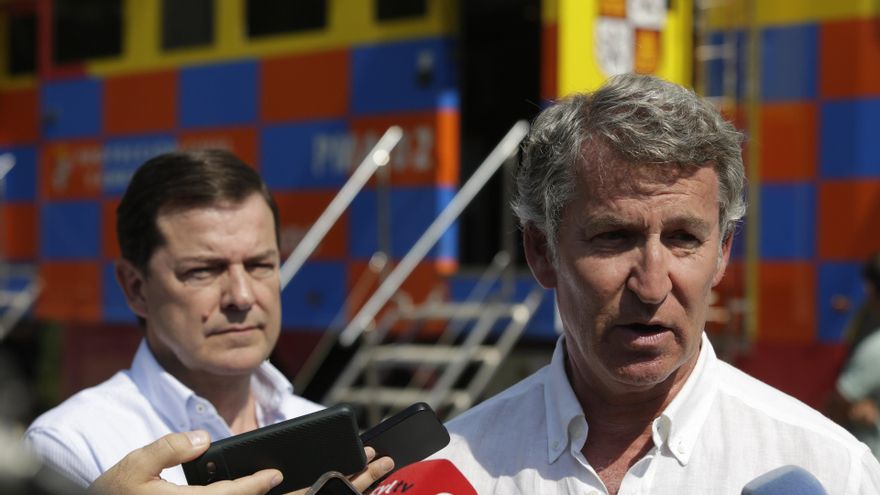 El presidente del Partido Popular, Alberto Núñez Feijóo (d), atiende a los medios, a 15 de agosto de 2025, en Palacios del Sil, León, Castilla y León (España).