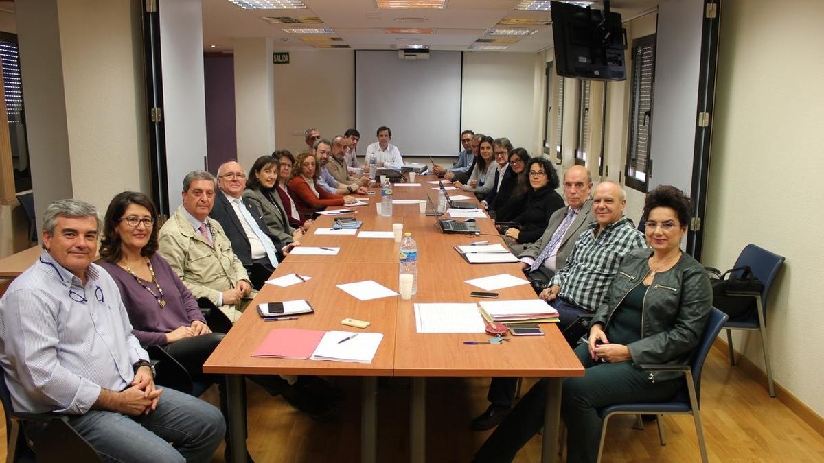 La comisión para mejorar la gestión de las listas de espera en Andalucía celebra su primera reunión de trabajo