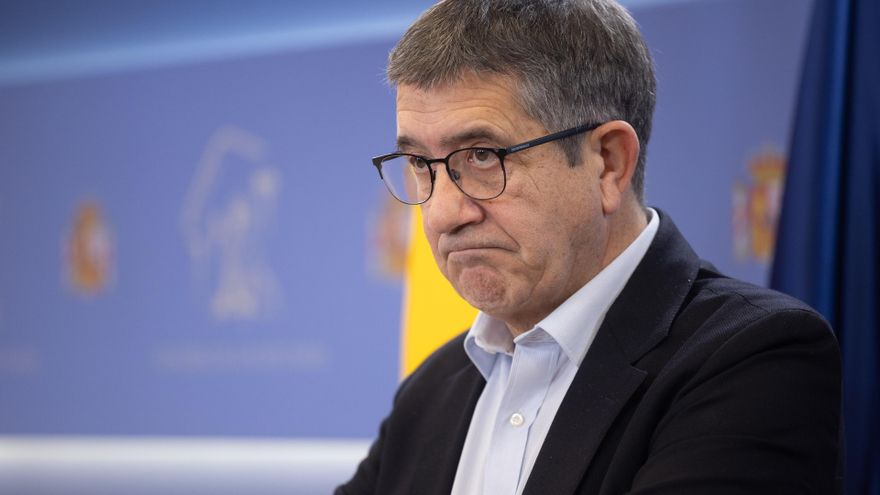 El portavoz del PSOE en el Congreso, Patxi López, interviene durante una rueda de prensa, en el Congreso de los Diputados, a 5 de marzo de 2024, en Madrid (España).