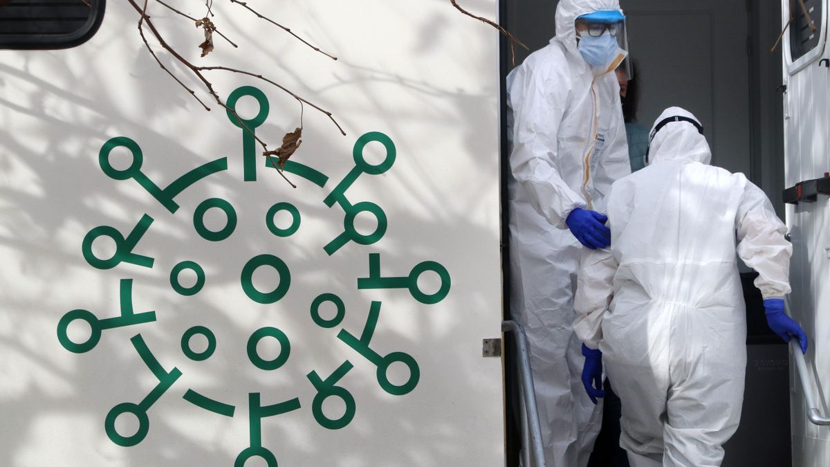 Archivo - Sanitarios de la Junta de Andalucía, preparados para  hacer los test rápidos de antígenos PCR, en un cribado masivo en la barriada malagueña de La Luz. Málaga a 04 de febrero del 2021