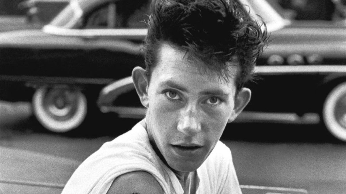 USA. New York City. 1959. Brooklyn Gang. Lefty enseñando su tatuaje