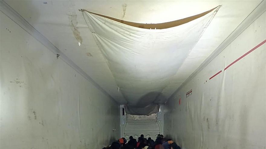 Agentes hallan a 133 migrantes hacinados en tractocamión en centro de México