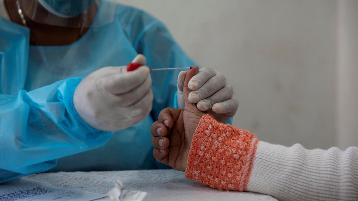 Un médico realiza una prueba rápida de la Covid-19. EFE/ Rayner Peña R/Archivo