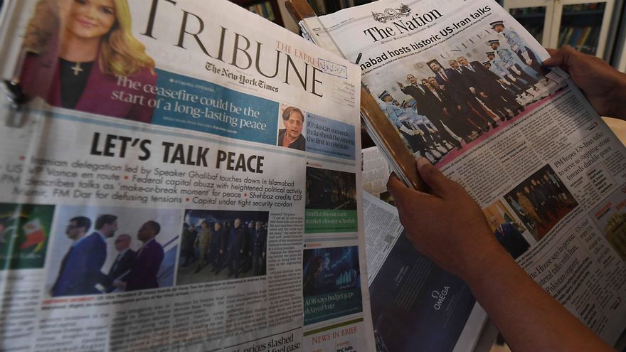 KARACHI (Pakistán), 12/04/2026.- Un hombre lee el periódico tras las conversaciones de paz entre Estados Unidos e Irán. EFE/EPA/SHAHZAIB AKBER