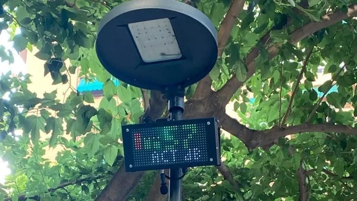 Sonómetro instalado en una vía pública.