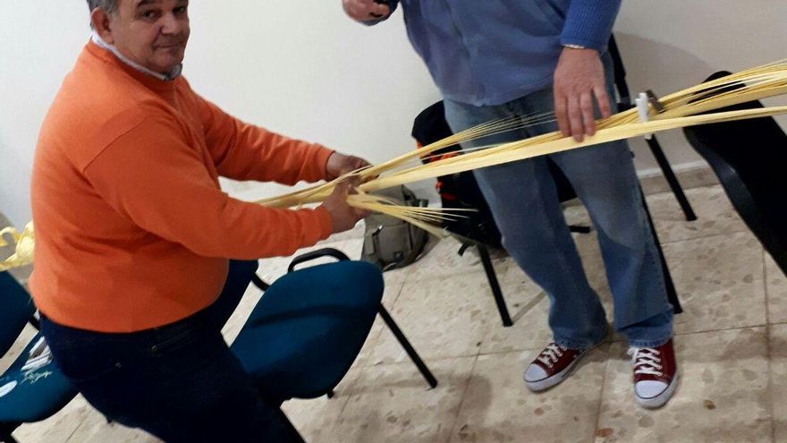 De Elche y moldeadas en tres días: el secreto de las palmas de Domingo de Ramos que "riza" Andrés Martín