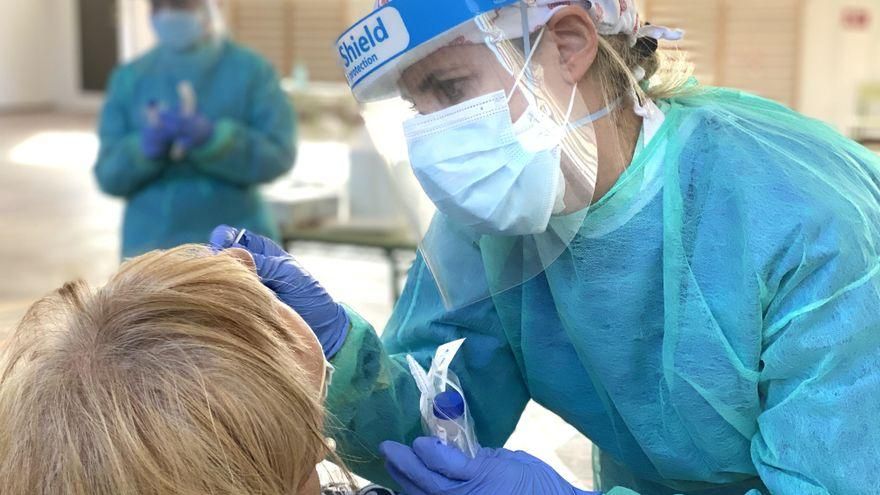 Una sanitaria realiza una prueba PCR.