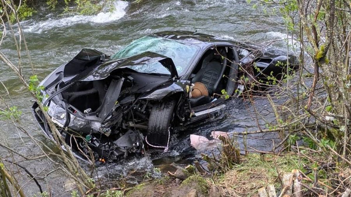 Estado del Ferrari de matrícula británica accidentado en la N-621 después de rescatarse los dos cadáveres.