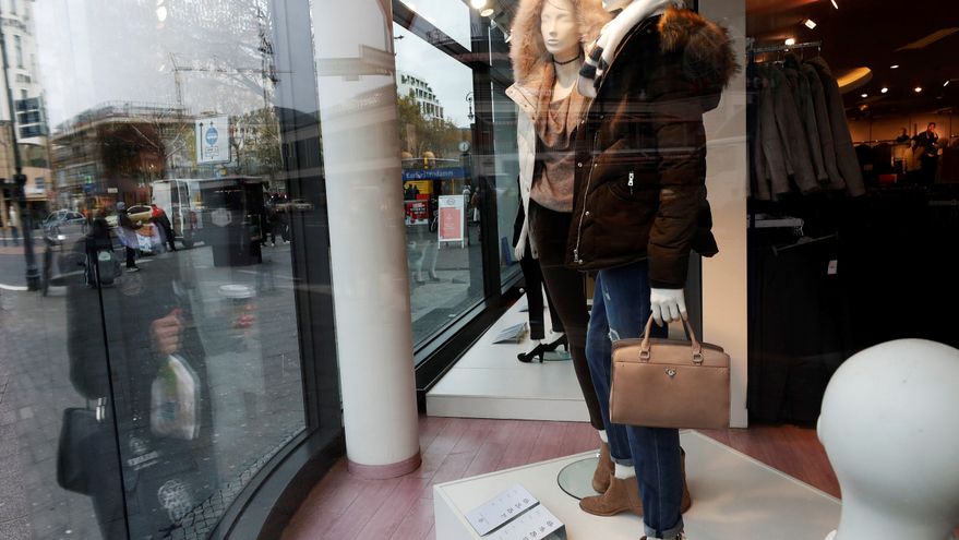 Una mujer observa un escaparate en Berlín. EPA/FELIPE TRUEBA/Archivo
