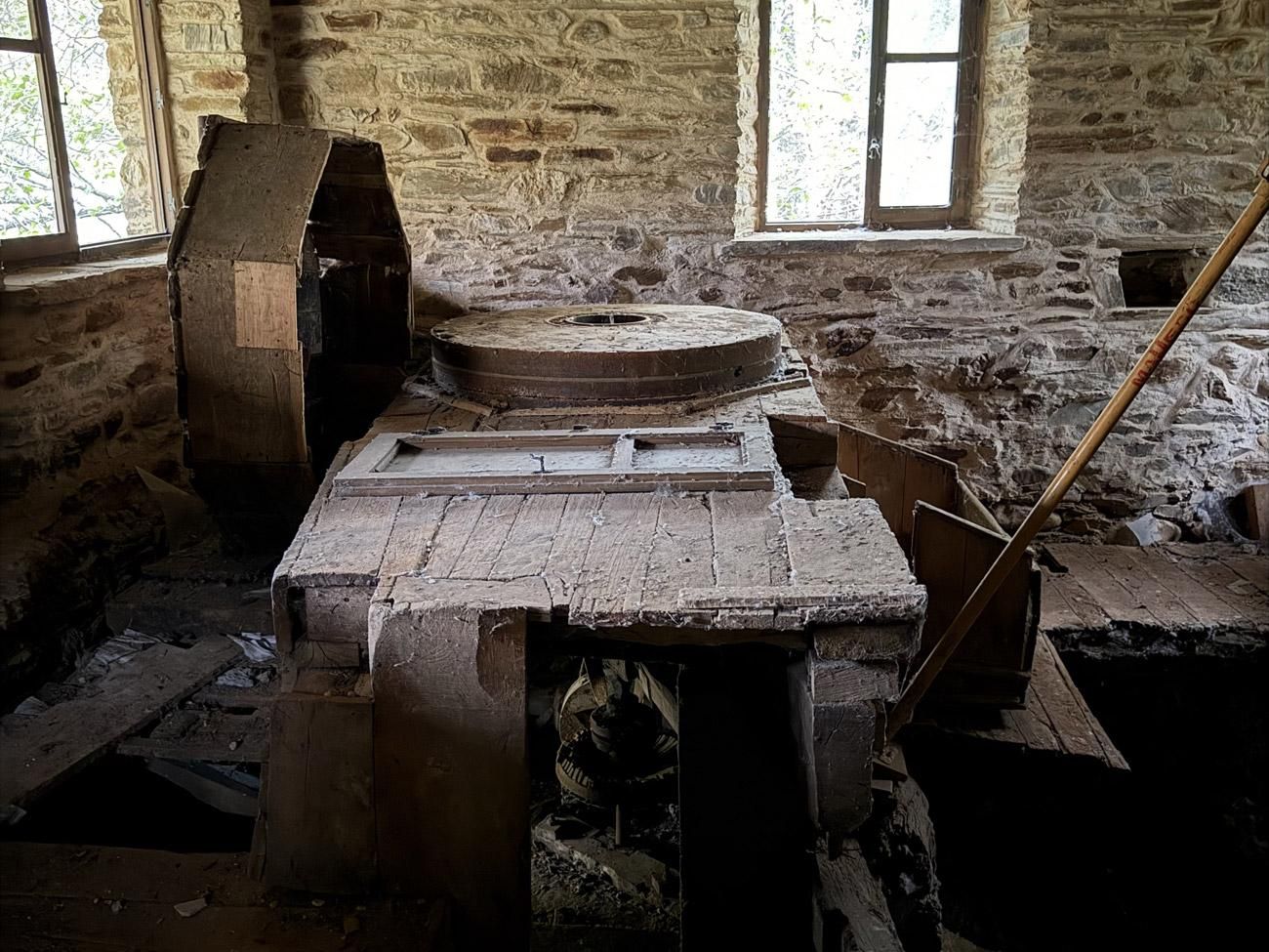Maquinaria abandonada del molino en La Chana de Somoza.