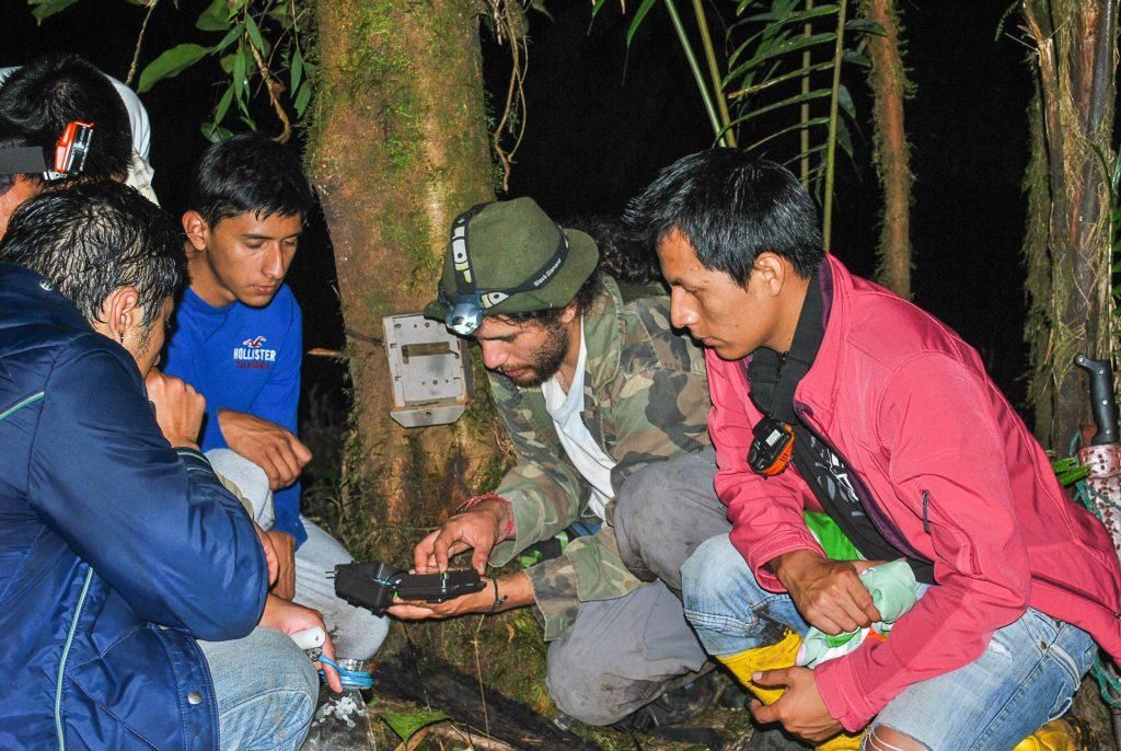 Instalación de cámaras trampa como parte del Proyecto de Conservación del Tapir Andino. Foto: Cortesía Fundación Óscar Efrén Reyes