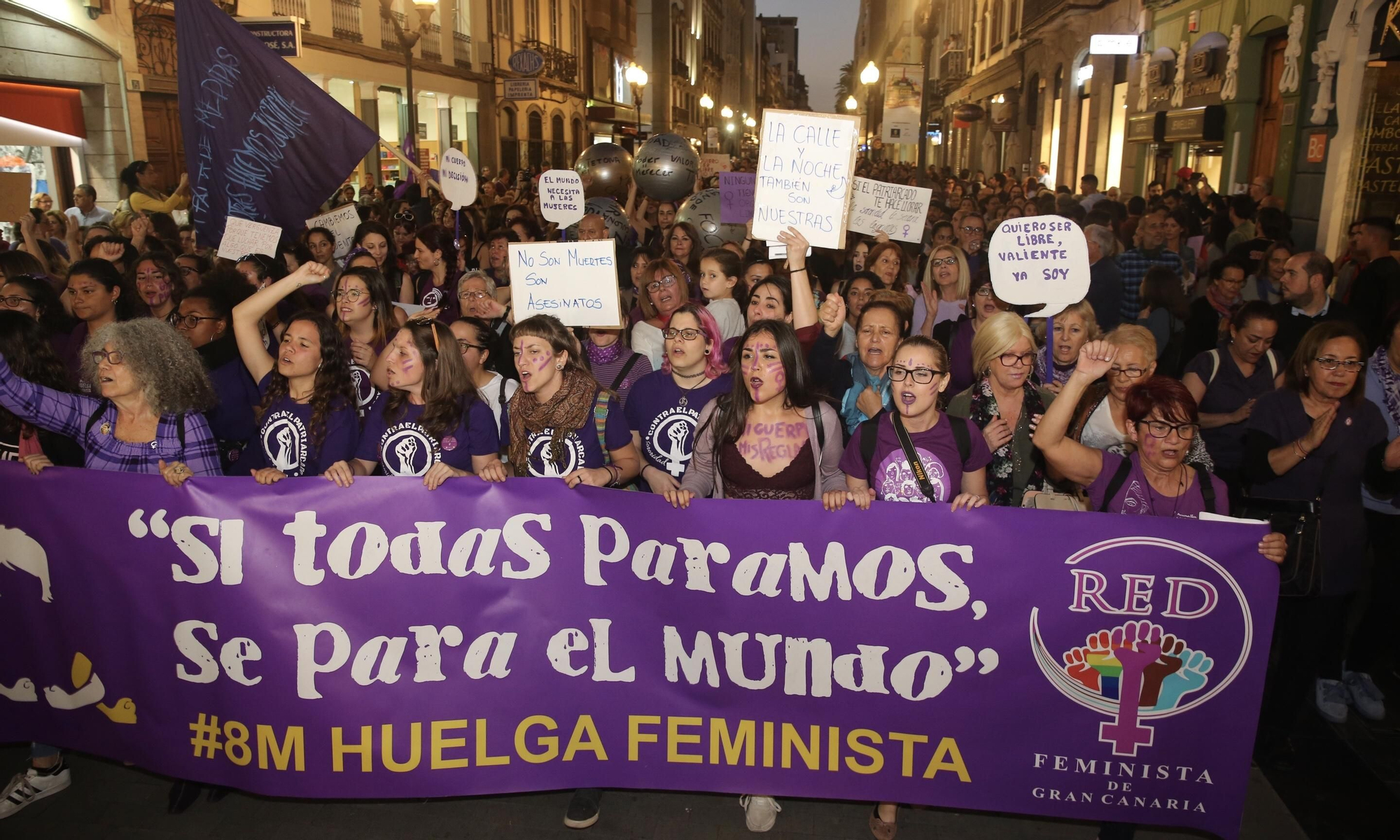 La manifestación a su paso por la calle de Triana.