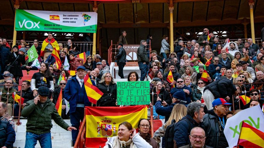 Simpatizantes de Vox en la Plaza de Toros