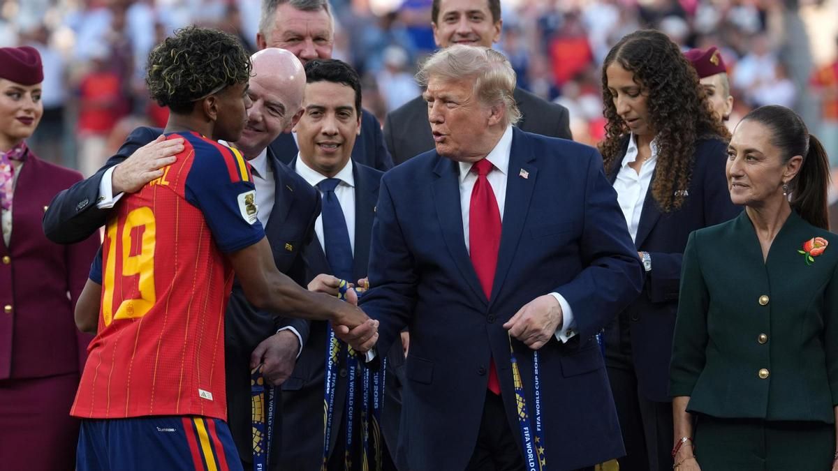 Donald Trump entrega la medalla de campeón del mundo a Lamine Yamal mientras que el presidente de la FIFA, Gianni Infantino, saluda al español.