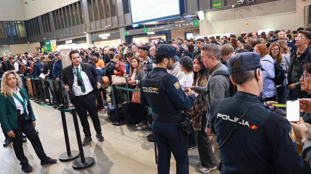 Caos de viajeros este lunes en la estación de Santa Justa debido al retraso por el robo de cables de trenes.
