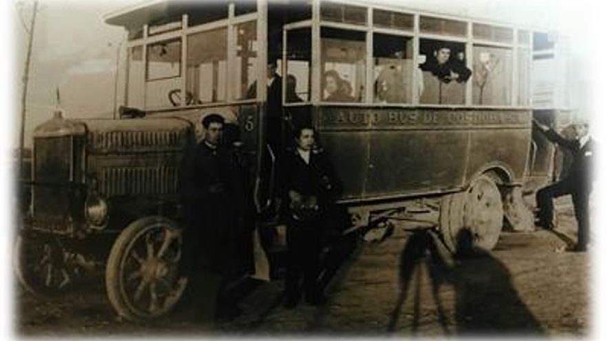 Así eran los primeros autobuses de Aucorsa, llegados desde Liverpool.