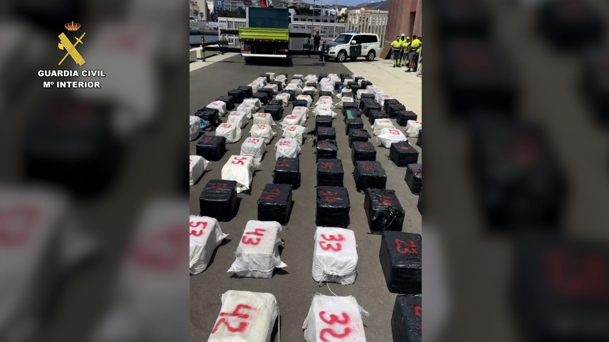 Fardos de droga que transportaba la lancha, desembarcados en Gran Canaria.