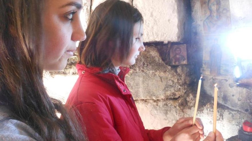 Un pueblo de Albania reza en un búnker del comunismo convertido en iglesia