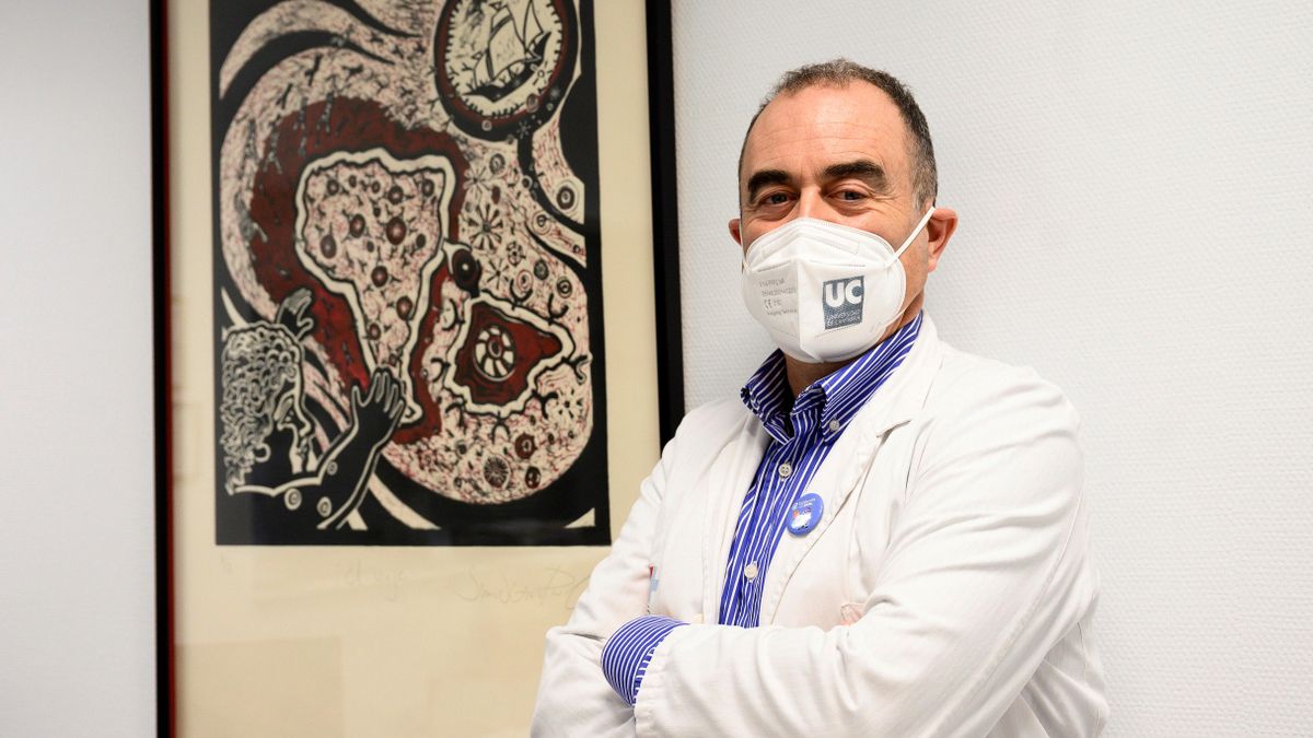 El presidente de la Sociedad Española de Inmunología, Marcos López Hoyos, cree que la eliminación de la mascarilla en exteriores es "precoz" porque debería haberse esperado hasta alcanzar un porcentaje mayor de población vacunada con dos dosis y porque la variante delta está "al acecho".