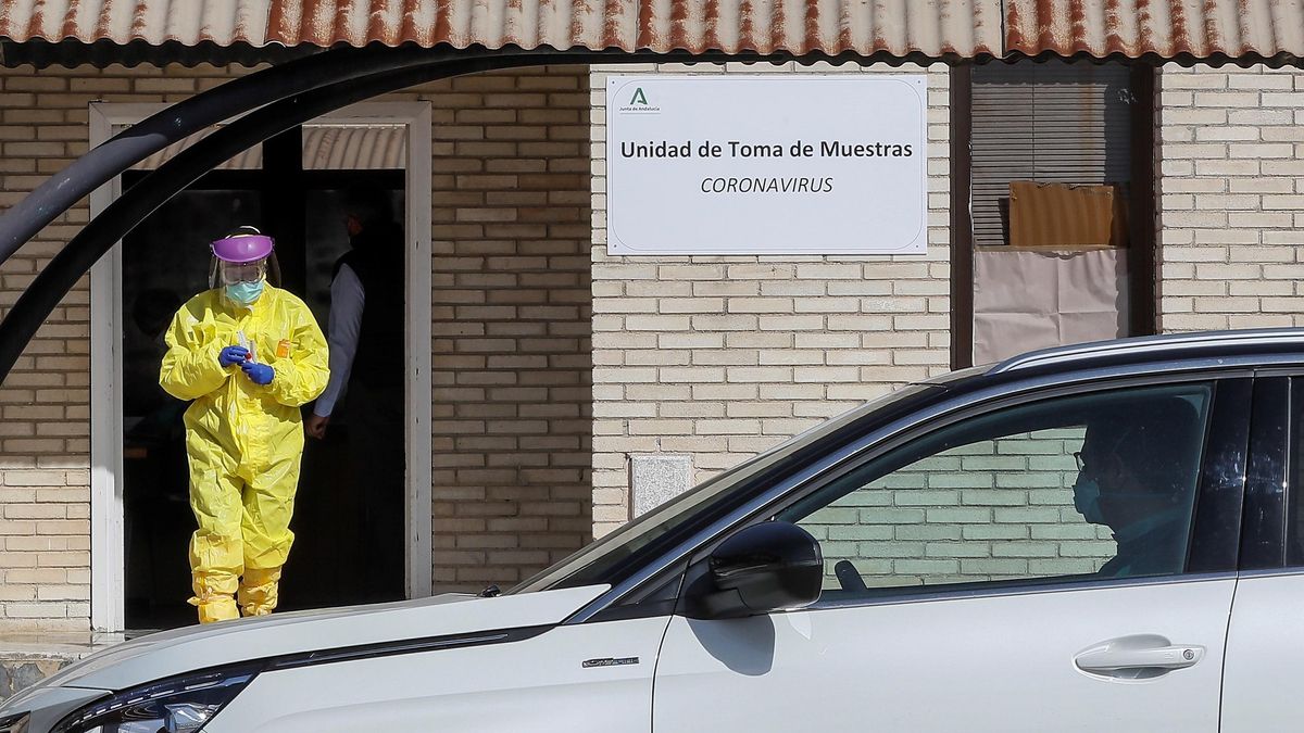 Un sanitario se dispone a realizar un test de coronavirus