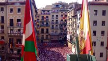 La ikurriña, al lado del punto desde el que se lanza el cohete de San Fermín.