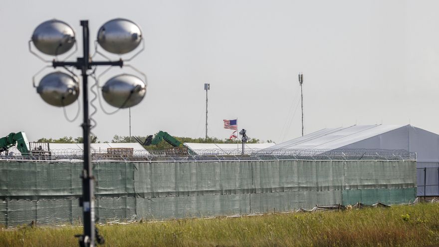 El cónsul de México entrevista a más de 30 mexicanos detenidos en 'Alligator Alcatraz'