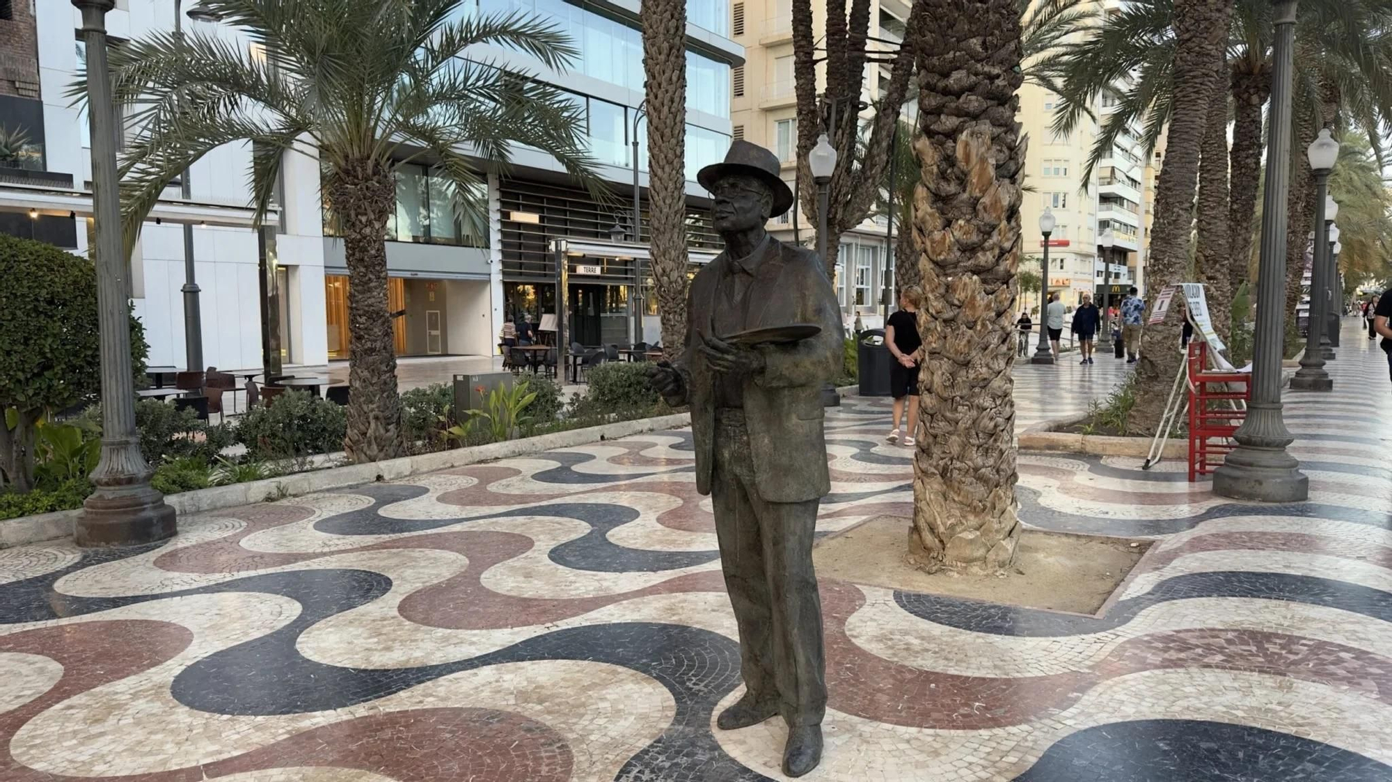 Escultura dedicada al pintor Emilio Varela.