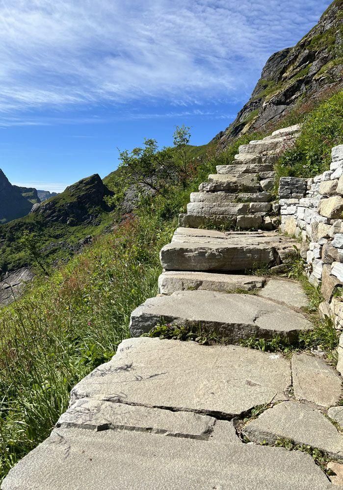 Algunos de los escalones que se encuentran en el monte Reinebringen