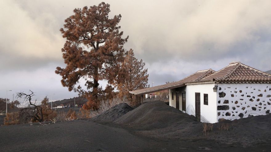 Tejados limpios de ceniza en Las Manchas.