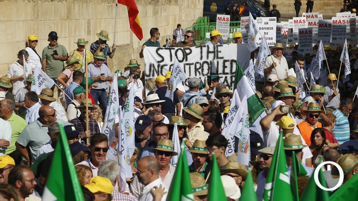 Concentración del sector agrario ante los ministros de la Unión Europea en la Puerta del Puente