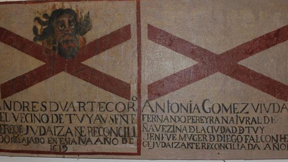 Sambenitos de Andrés Duarte, condenado en 1619 como judaizante, y de Antonia Gómez.