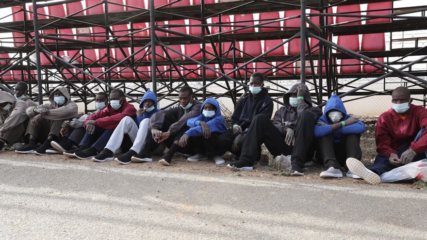 Un grupo de personas espera en el sur de Gran Canaria tras llegar en patera.