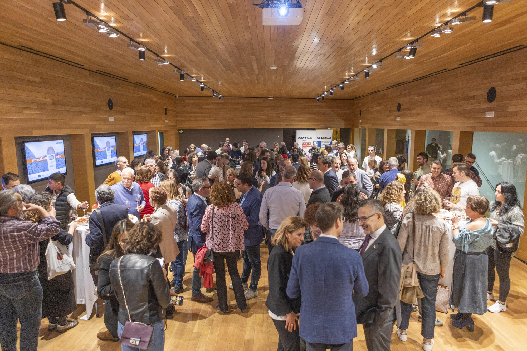 Tras los premios hubo tiempo de charlar con un vino y un aperitivo