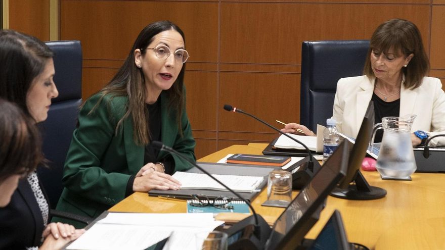 La consejera de Educación esquiva las cuotas de la concertada en su estreno en el Parlamento Vasco