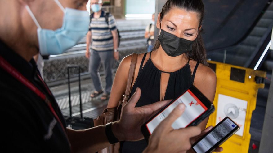 Una pasajera mostraba su pasaporte covid a un vigilante en la estación Tiburtina de Roma, el pasado 1 de septiembre. EFE/EPA/MAURIZIO BRAMBATTI