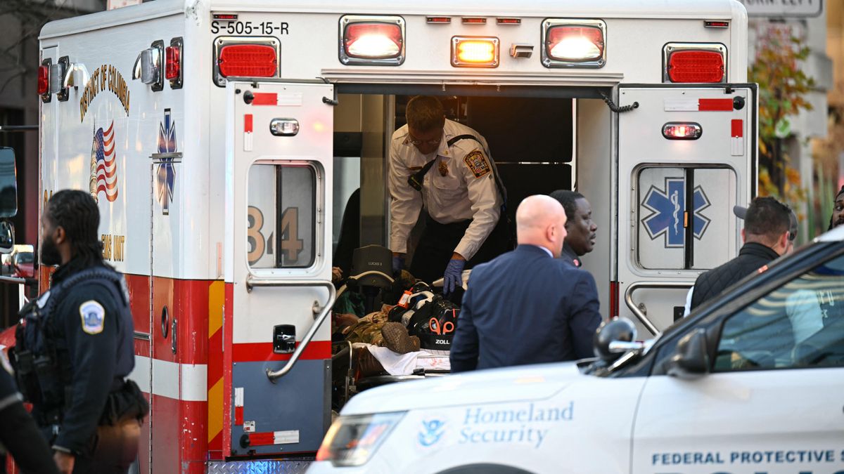 Un guardia nacional, en una camilla dentro de una ambulancia el 26 de noviembre de 2025 en el centro de Washington, DC.