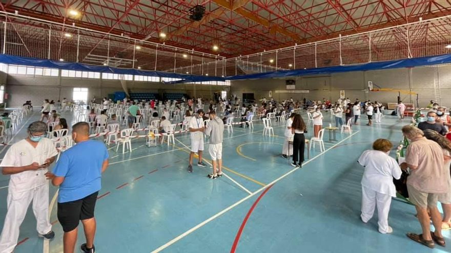 Punto de vacunación situado en el Pabellón Municipal de El Paso, este sábado.