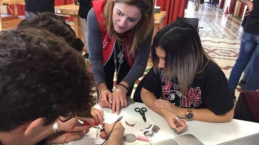 Nuria Robles, en un taller acercando la tecnología a niñas y jóvenes. Foto: Fab Lab León