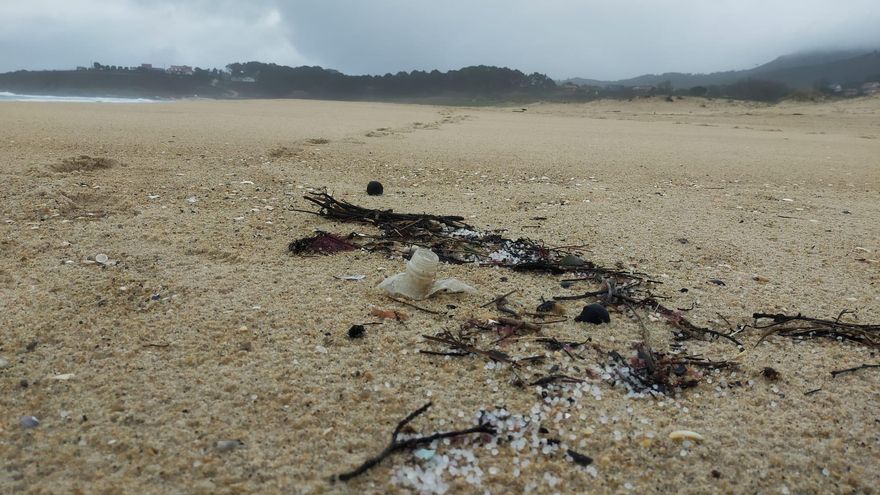 Un contenedor perdido por un buque llena de pequeñas bolas de plástico la ría de Noia