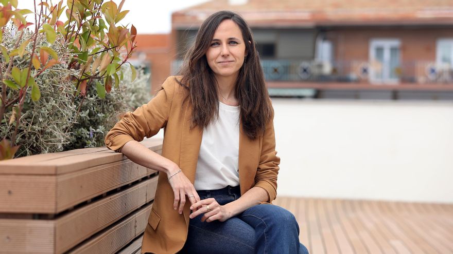 La ministra de Derechos Sociales y candidata a la Secretaría General de Podemos, Ione Belarra, en la terraza de la sede del partido.