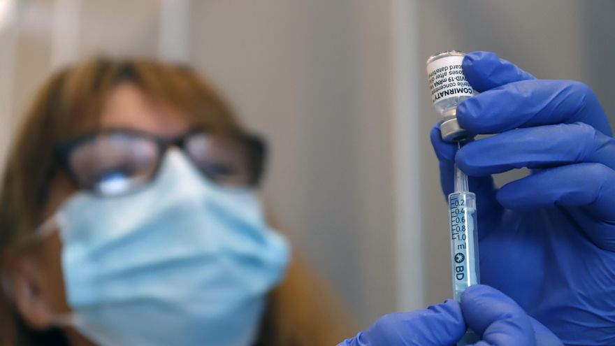 Una trabajadora sanitaria prepara una dosis de la vacuna contra la Covid.