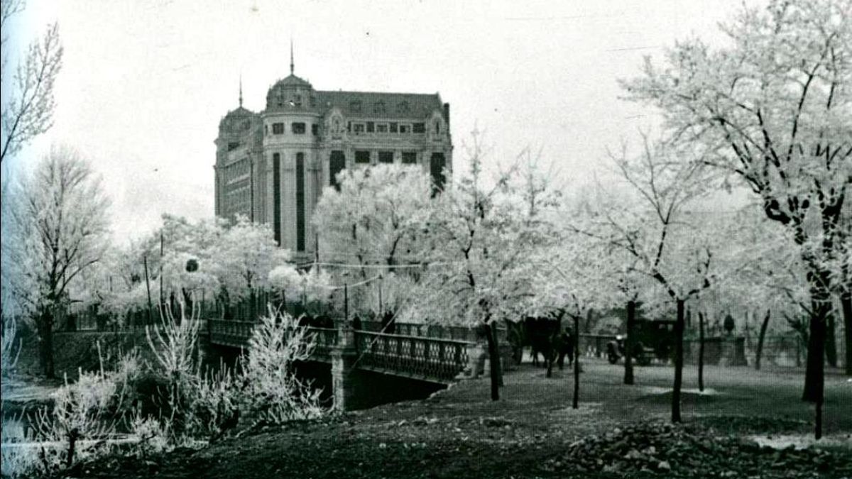 Casa de Don Valentín en los años 30 en León. Se ve el antiguo puente de hierro a la Estación del Norte (luego Renfe).
