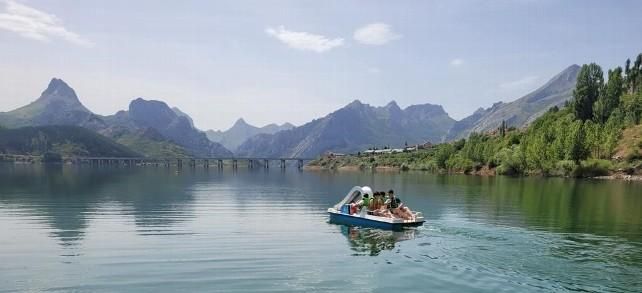 Navegando entre las montañas en el embalse de Riaño.