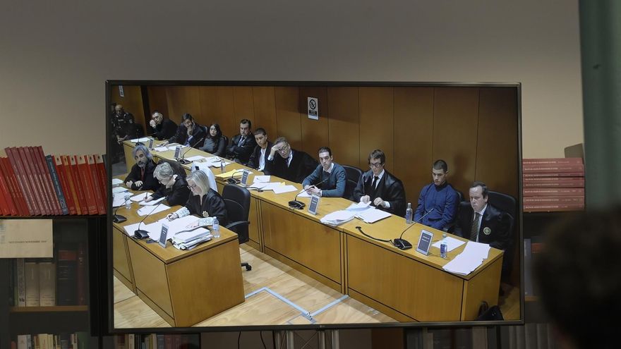 Varios testigos declaran que escucharon insultos de "maricón de mierda" después de la paliza a Samuel Luiz