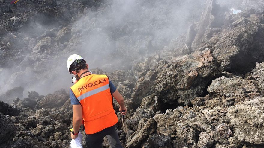 Matt tomando muestras en el delta lávico de La Palma. / FOTO: INVOLCAN