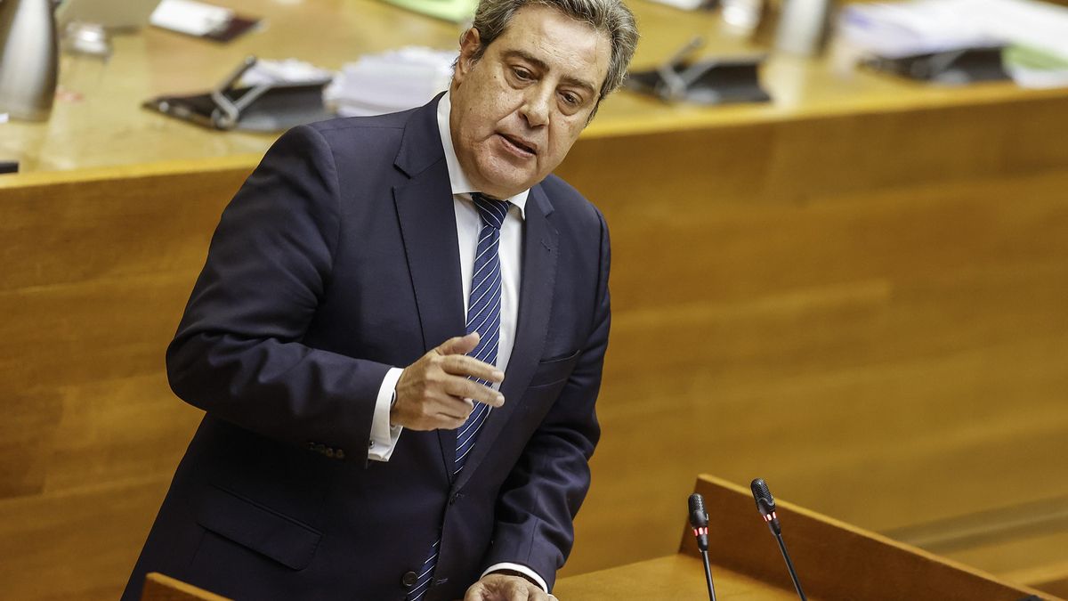 El síndic de Vox en Les Corts, José María Llanos, durante un debate de política general.