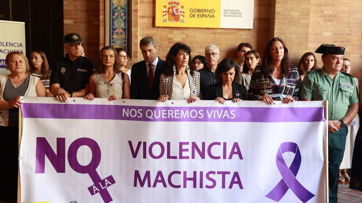 La ministra de Igualdad, Ana Redondo (centro), Carmen Martínez, delegada del Gobierno contra la violencia de género (izq.) y la consejera de Servicios Sociales, Familias e Igualdad de la Junta de Andalucía, Loles López, mientras guardan un minuto de silencio antes de presidir la reunión del Comité de Crisis del Ministerio.
