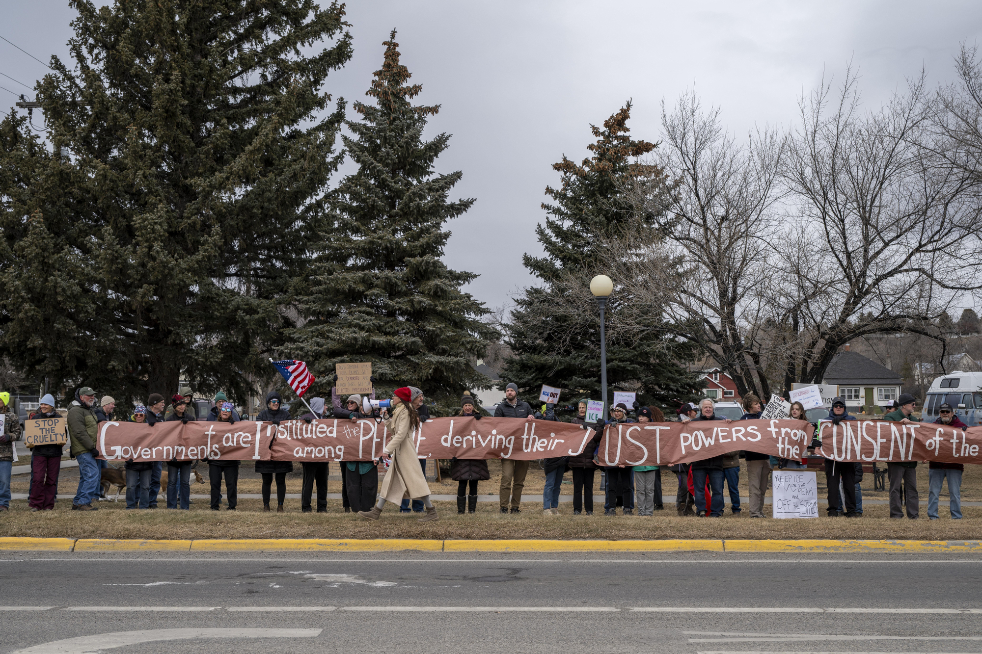 Residentes y estudiantes participan en la protesta "Paro Nacional" contra el ICE el 30 de enero de 2026 en Livingston, Montana.