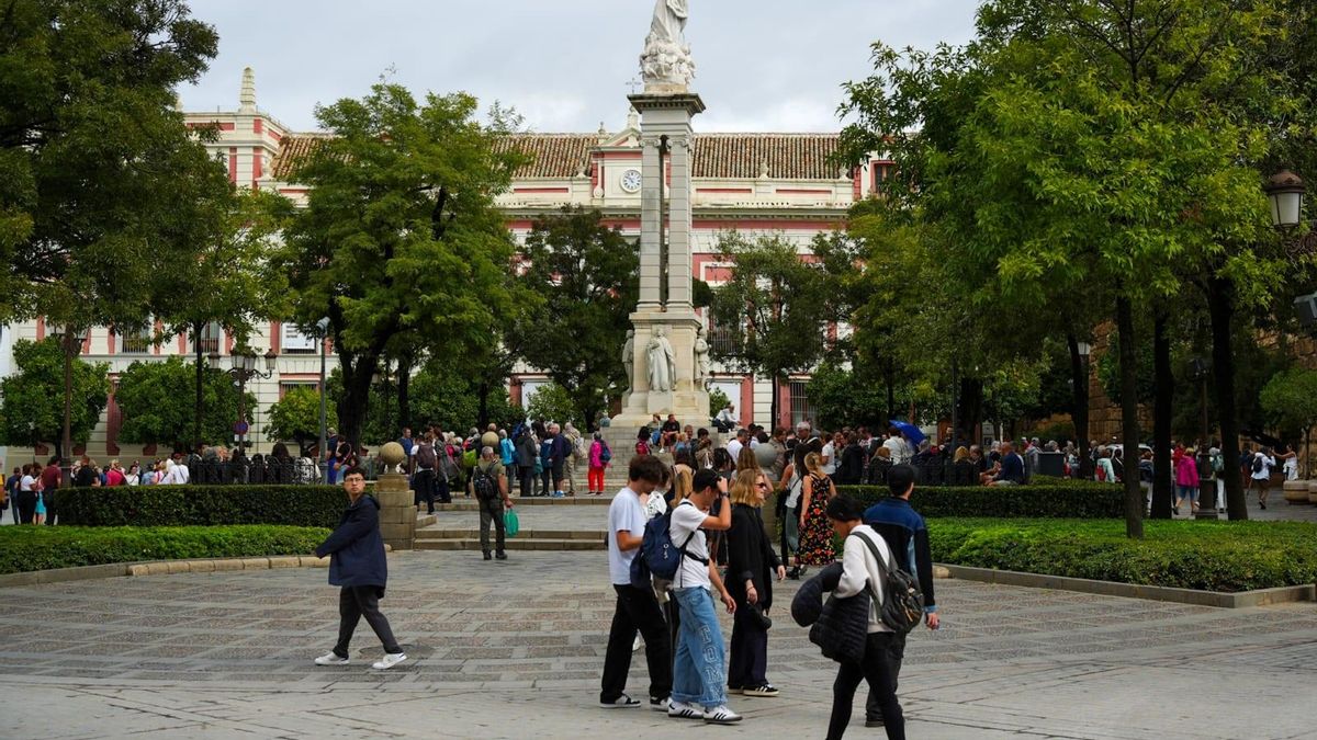 Archivo - La plaza del Triunfo con la Casa de la Provincia al fondo
